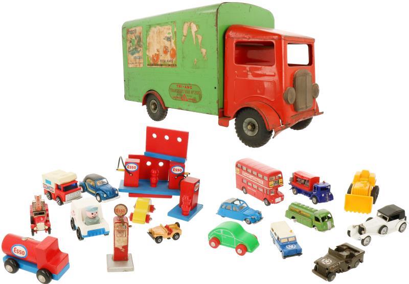 Een 21-delig kavel met o.a. een Tri-ang blikken truck, een houten garage met Esso tankwagen en diverse andere modellen. 