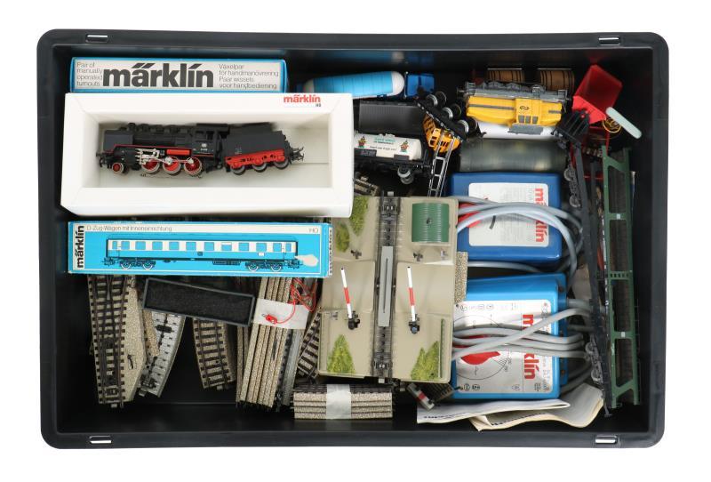 Een kavel Märklin HO treinen w.o., wagons, ijzeren locs, spooronderdelen en transformators.