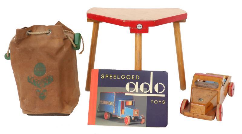Een lot ADO speelgoed w.o. een tafeltje, blokken, blokkenwagen en een tentoonstellings-catalogus.