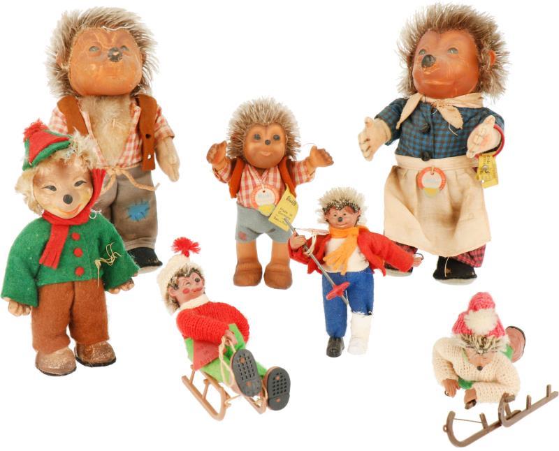 Een van lot van zeven Steiff “Mecki” egeltjes.