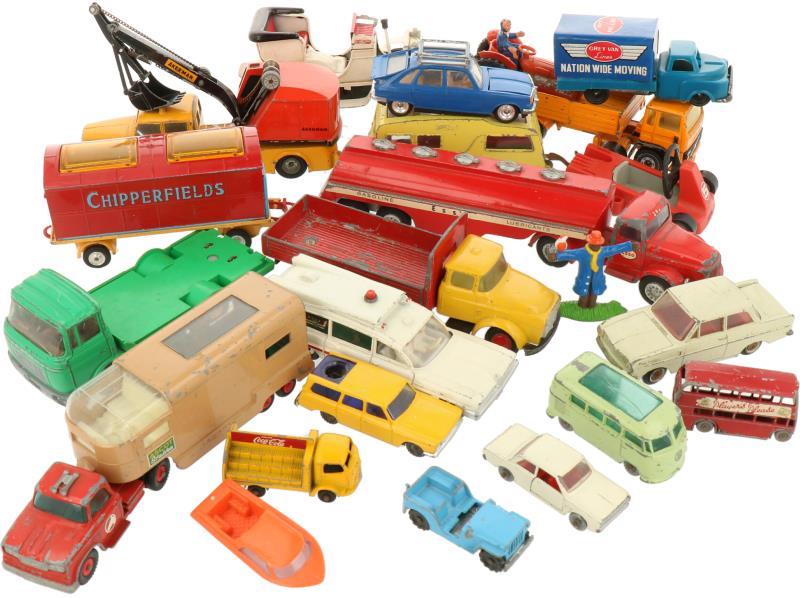Een lot oude speelgoedautootjes w.o. Corgi, Matchbox en Dinkytoy.