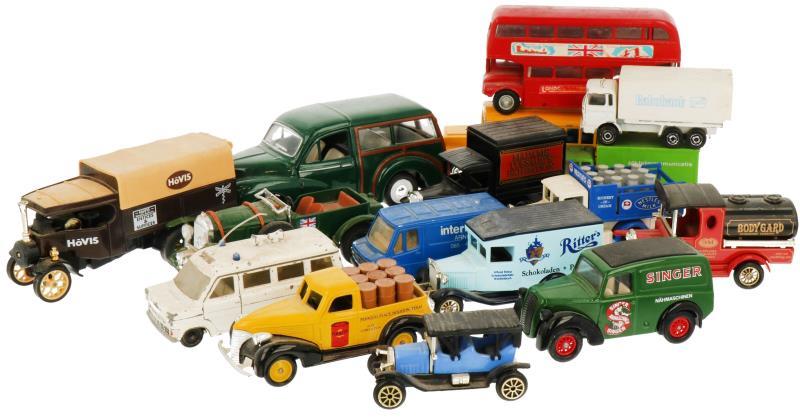 Een lot divers speelgoed autootjes w.o. Budgietoys, Majorette, Lledo en Matchbox.