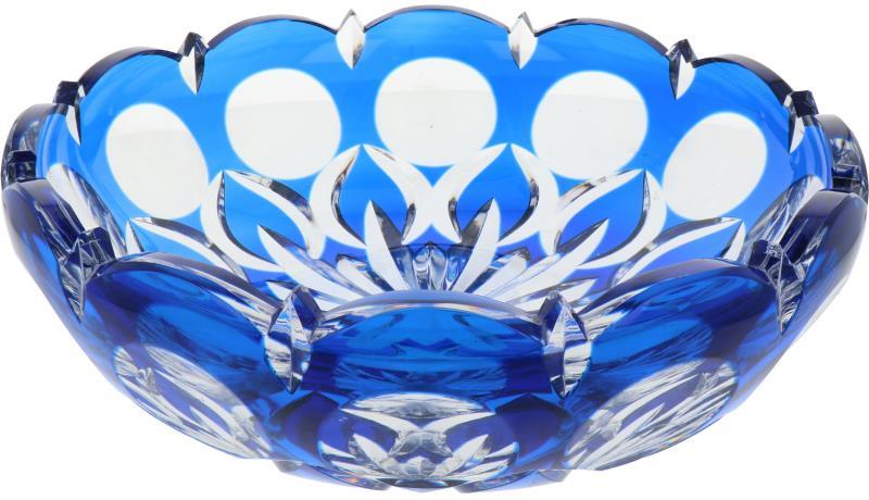 Een blauw gekleurd glazen tafelstuk , gesigneerd Val-Saint-Lambert. België, eind 20e eeuw.