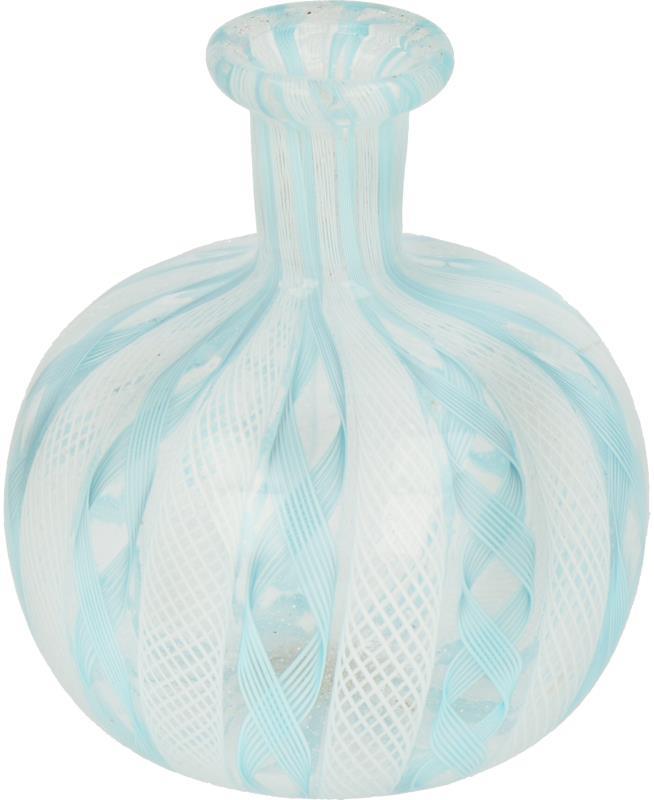 Een glazen bolvaasje van Venitiaans draadglas. Italië, eind 19e eeuw.