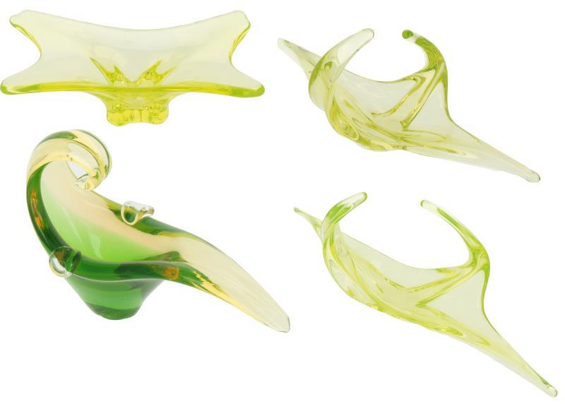 Een lot van 4 glazen tafelstukken vervaardigd in uranium of annaglas.