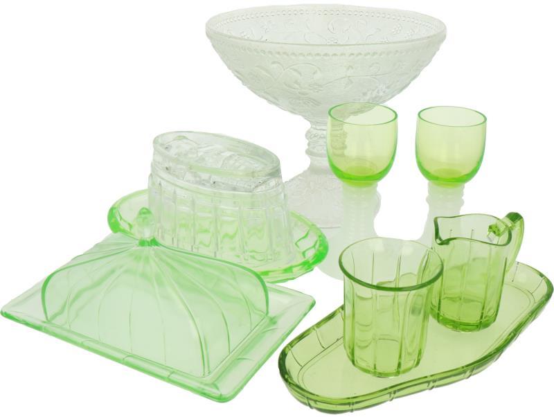 Een lot van zes diverse glazen objecten w.o. een puddingvorm, botervloot, roomstel en coupe, w.o. vervaardigd in uranium of annaglas. 