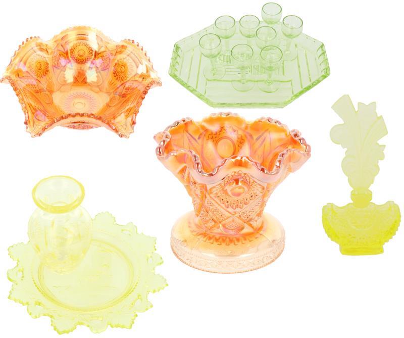 Een lot van veertien diverse glazen objecten w.o. een parfumflacon, schalen en glazen , w.o. vervaardigd in uranium of annaglas. 
