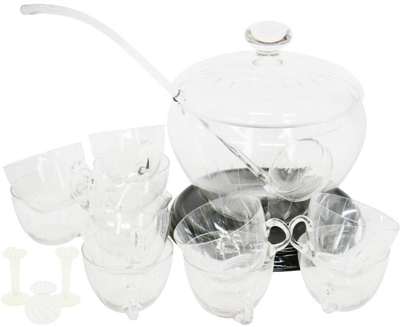 Een lot van diverse glazen objecten w.o. een bowlset.
