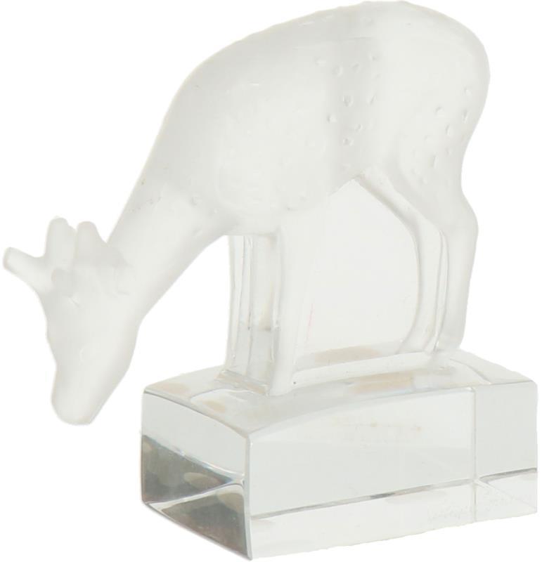 Een Lalique "Daim" - Damhertje. Gemerkt "Lalique France". Label "made in France" aan de onderzijde.