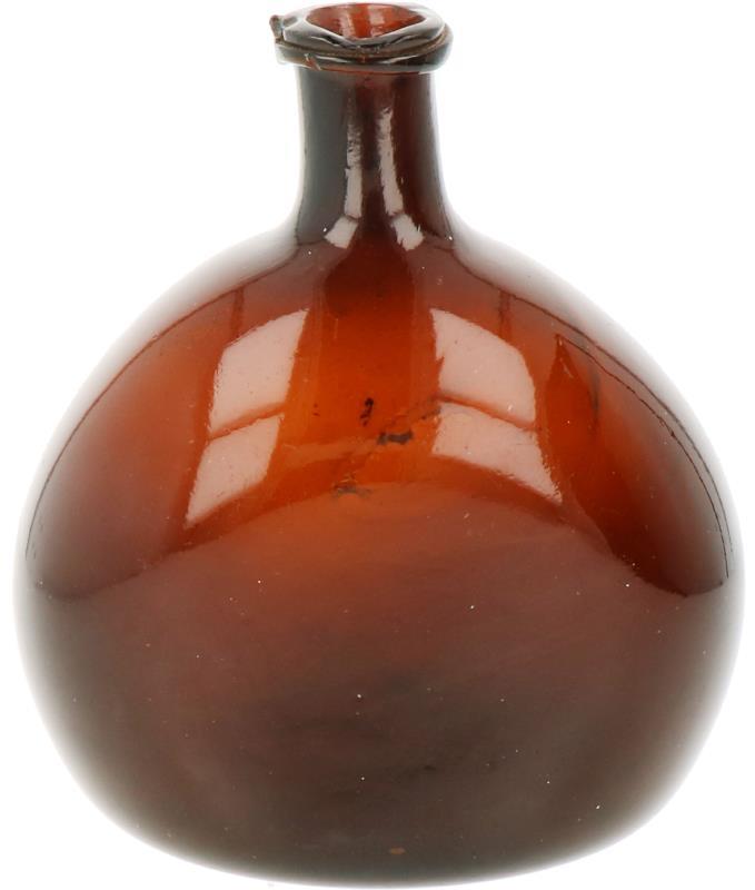 Een bruinglazen fles. Circa 1800.
