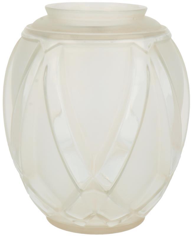 Een glazen Art Deco vaas, gemerkt aan onderzijde. Frankrijk, begin 20e eeuw.