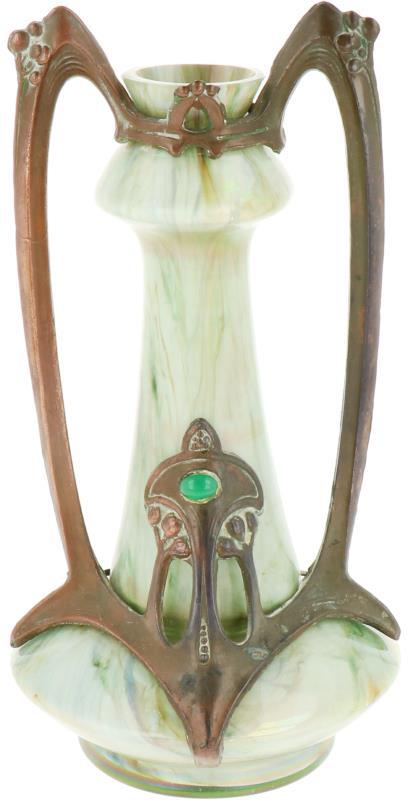 Een glazen Jugendstil / Art Deco vaas met bronzen montuur. 1e helft 20e eeuw.