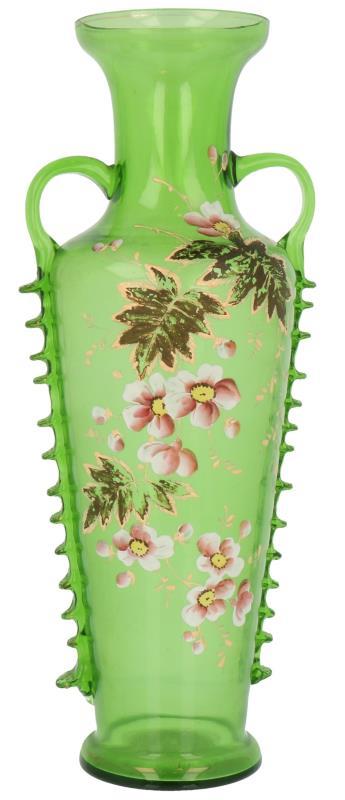 Een glazen vaas met bloemen decoratie. Eind 19e eeuw.