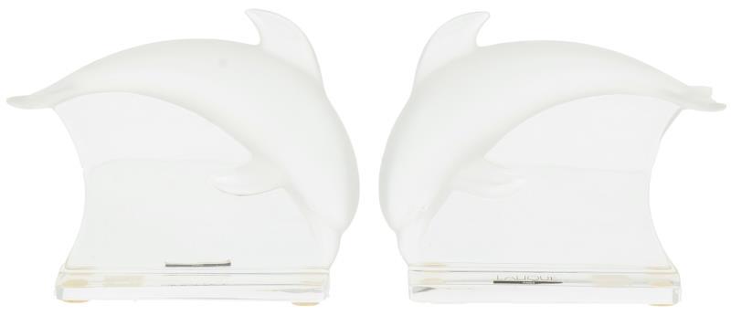 Een set van twee glazen dolfijnen, gesigneerd Lalique. Frankrijk, eind 20e eeuw.