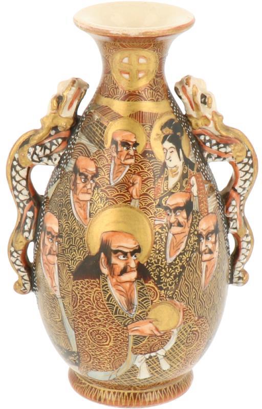Een vaasje van Satsuma aardewerk beschilderd met Japanse figuren. Japan, circa 1900.