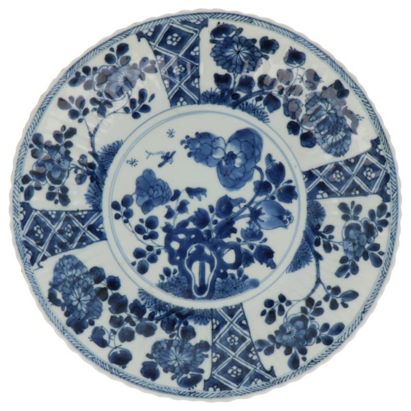 Een porseleinen bord met blauw bloemendecor gemerkt met Lingzhi. China, Kangxi.