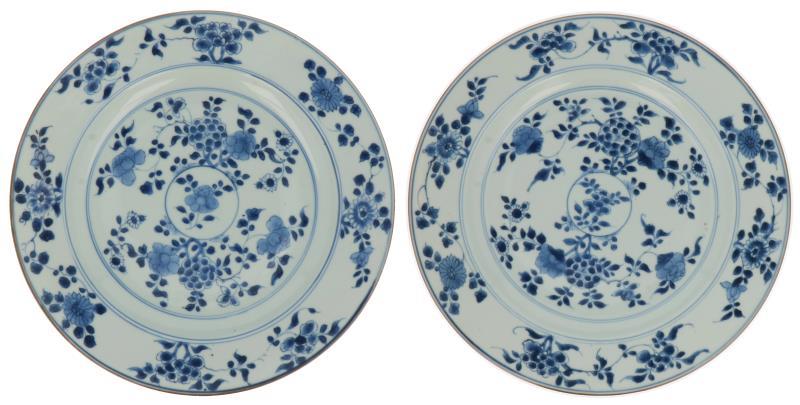 Een set van twee porseleinen borden met blauw bloemendecor. China, Qianglong.
