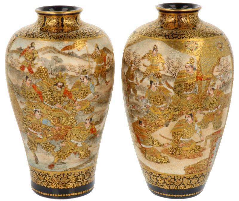 Een set van twee vaasjes in Satsuma aardewerk. Japan, Meji eind 19e eeuw.