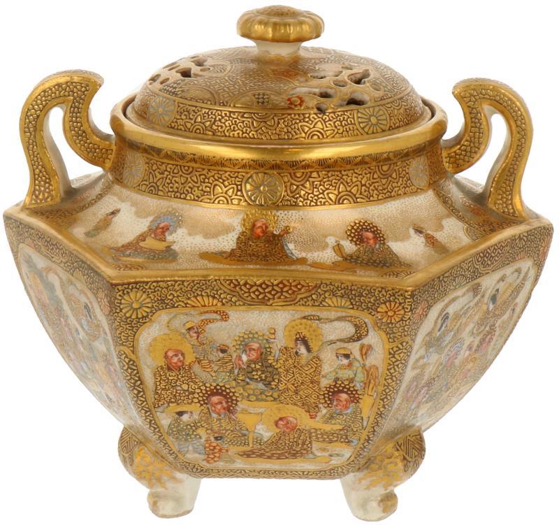 Een wierookbrander in Satsuma aardewerk. Japan, Meji eind 19e eeuw.