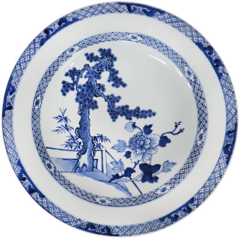 Een porseleinen schotel met bloemendecor. China, Qianglong.