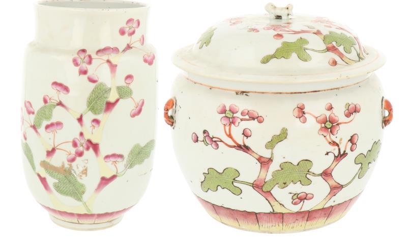 Een set van een porseleinen vaas en dekselpot met floraal decor. China, eind 19e eeuw.