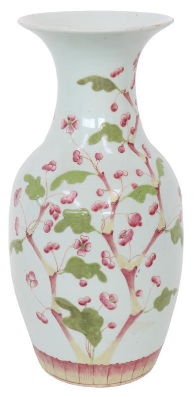 Een porseleinen vaas met floraal decor. China, eind 19e eeuw.