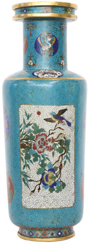 Een cloisonné balustervaas versierd met bloemen, vogels en antiqiteiten. China, circa 1800.