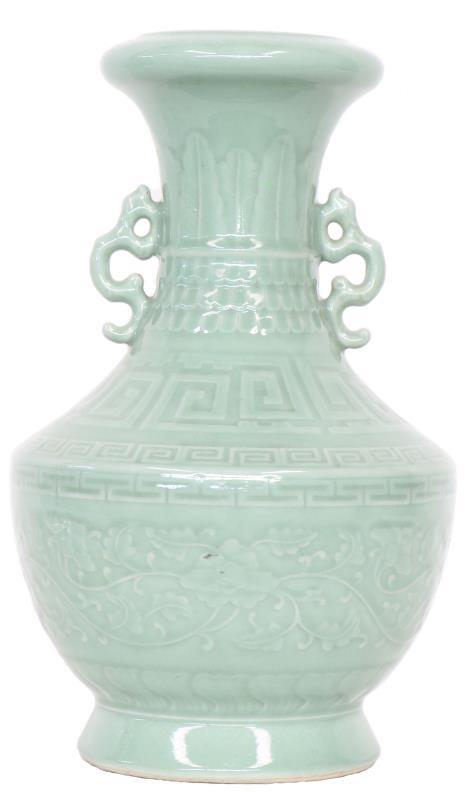 Een celadon-stijl vaas met drakenoren. China, 19e/20e eeuw.