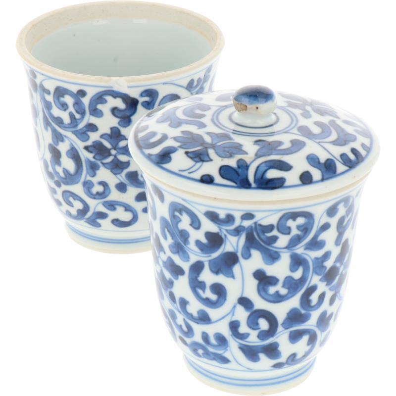 Een set van twee dekselkoppen met blauw bloemendecor. China, 18e eeuw.