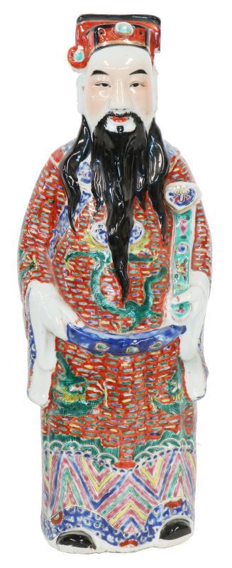 Een porseleinen Fu-figuur met Famille rose decor. China, 20e eeuw.