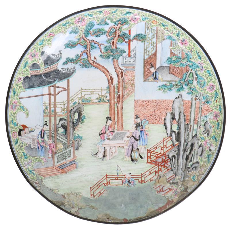 Een emaille beschilderde schotel met hofdecor.