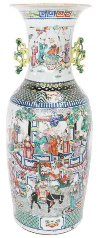 Een porseleinen balustervaas afgebeeld met fenixen en krijgers, lakstempel aan onderzijde. China, 19e eeuw.