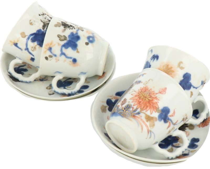 Een set van vier kop en schotels met floraal decor. Nanking Cargo. China, 18e eeuw.