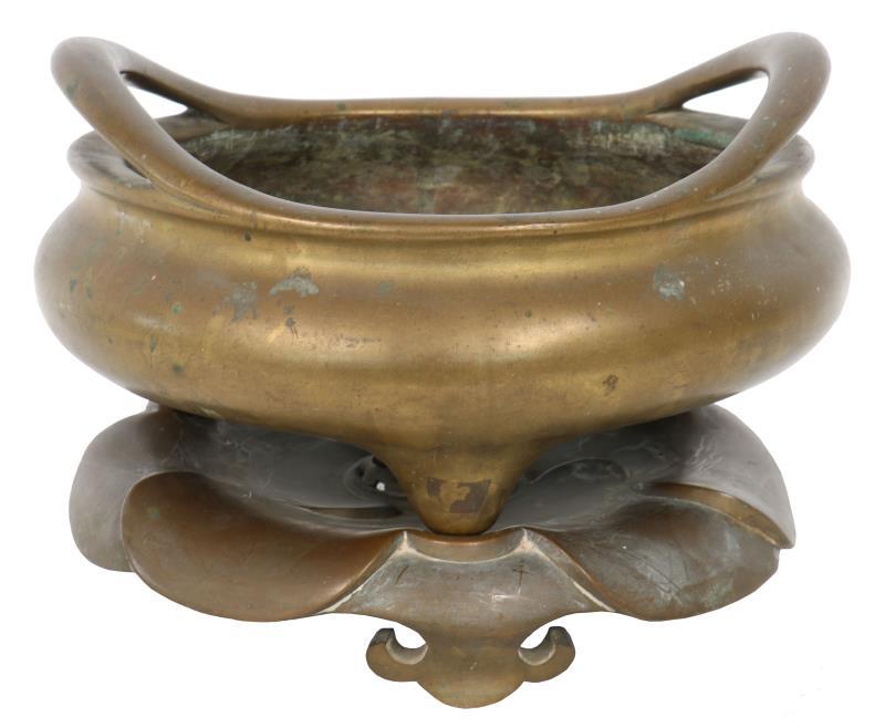 Een grote bronzen wierookbrander met openstaande oren, onderzijde gemerkt Ming Cheng Hua vier karakter merk. China, Kangxi.
