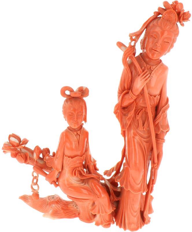 Een Bloedkoralen sculptuur van een dame en een meisje. China, 19e eeuw.