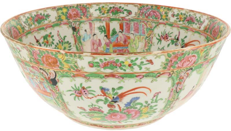Een porseleinen kom met Kantonees decor. China, 19e eeuw.