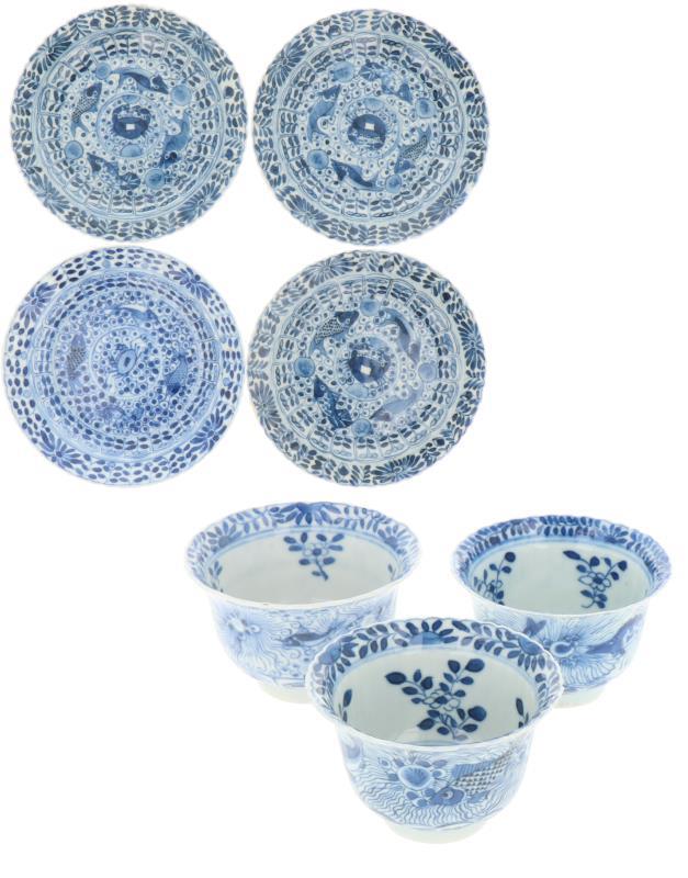 Een lot van drie kop en schotels met blauw krab-, en baarsdecor. China, 19e eeuw.