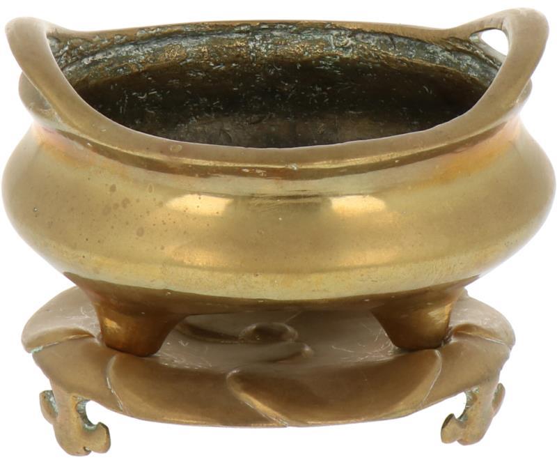 Een bronzen wierookbrander, gemerkt aan onderzijde Xuande zeskarakters. China, 19e eeuw.