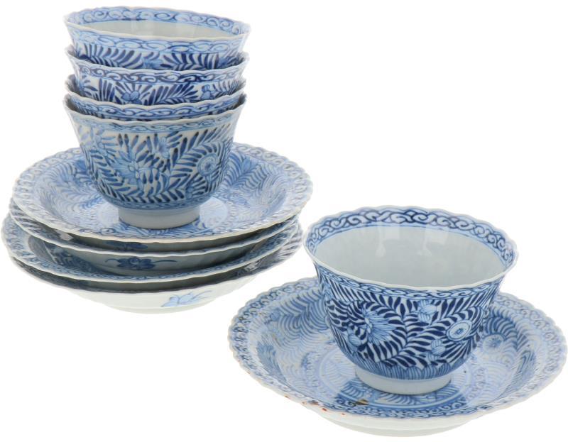 Een lot van vijf kop en schotels met peterseliedecor. China, 19e eeuw.