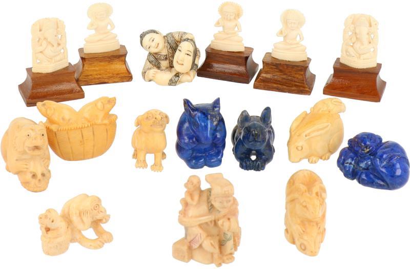Een lot van 16 netsukes uitgevoerd in diverse materialen.