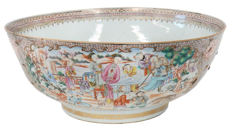 Een zeer grote porseleinen kom met manderin decor, Chine de commande. China, 18e eeuw.