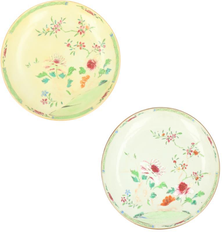 Een set van twee porseleinen borden met polychroom bloemendecor. China, Qianglong.