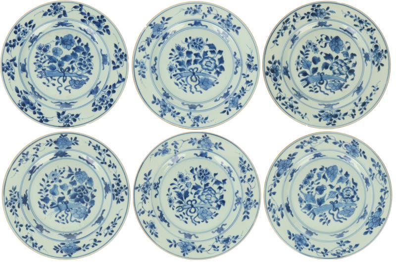 Een set van zes porseleinen borden met blauw bloemendecor. China, Qianglong.