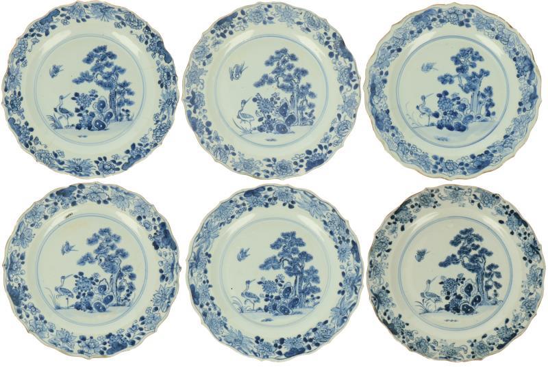 Een set van zes porseleinen borden met blauw landschapsdecor en gesculpte rand. China, Qianglong.
