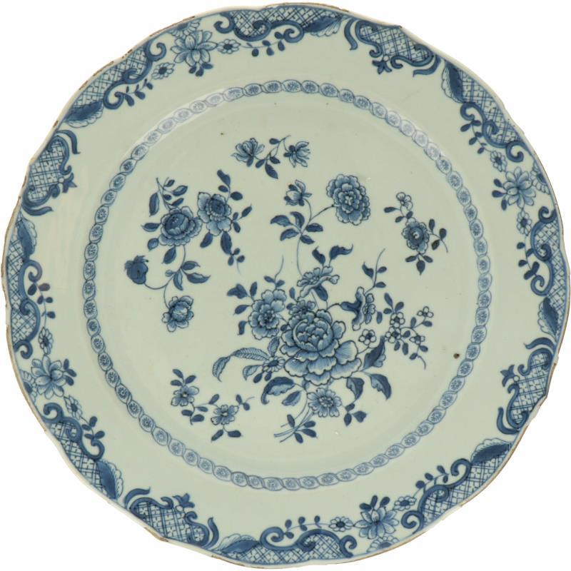 Een porseleinen bord met blauw bloemendecor. China, Qianlong.