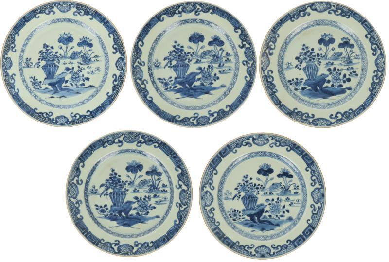 Een set van vijf porseleinen borden met blauw decor van bloemen en vazen. China, Qianglong.