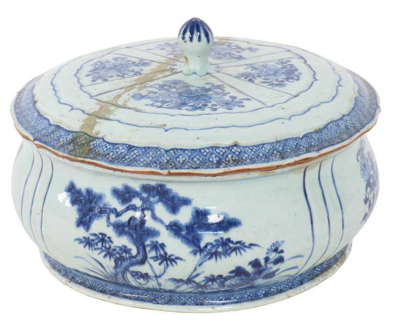 Een porseleinen soepterine met blauw bloemendecor. China, 18e eeuw.