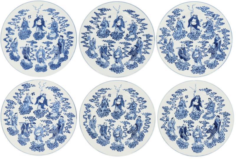 Een set van zes porseleinen borden gedecoreerd met onsterfelijkheden, gemerkt in periode. China, Jiaging.