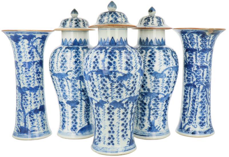 Een vijfdelig porseleinen kaststel met blauw bloemendecor. China, Qianglong.
