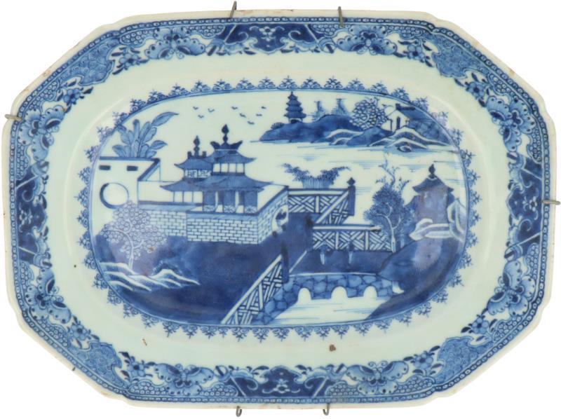 Een porseleinen vleesschaal met landschap decor. China, 18e eeuw.